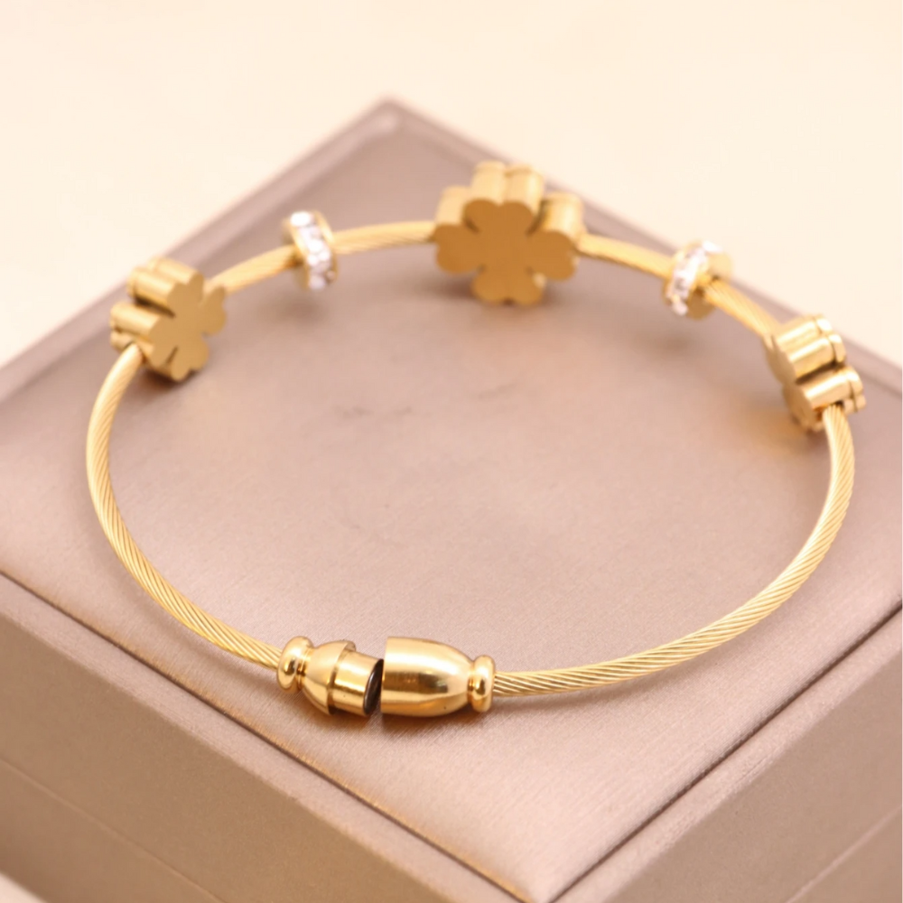 Luxury Clover Women's Bracelet - Image 4