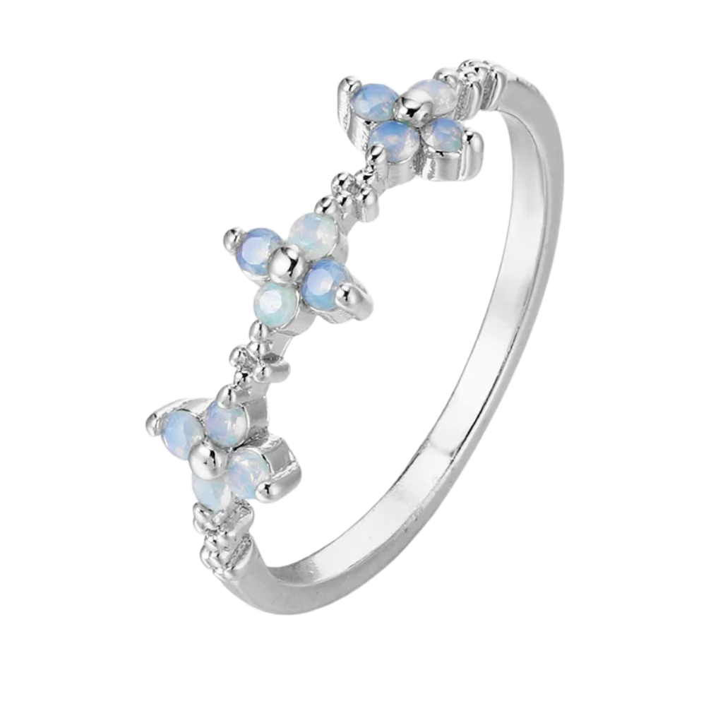 Elegant Clover Ring