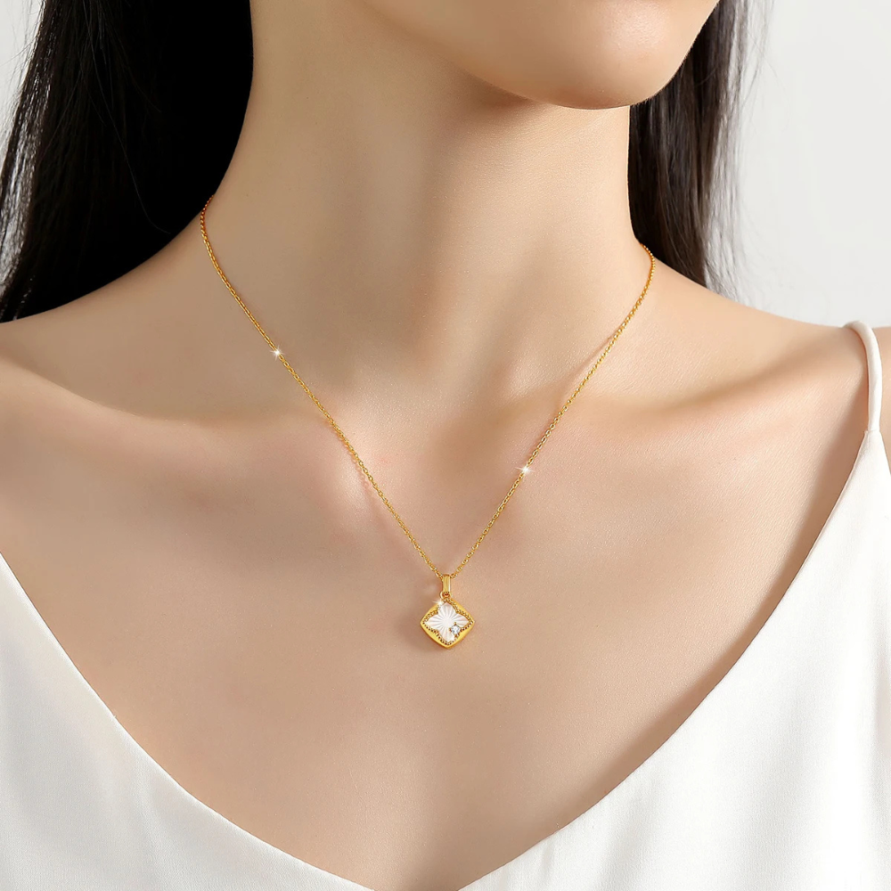 18 Carat Gold Clover Necklace - Image 2