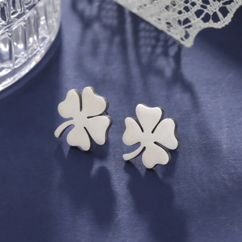 Silver 4 Leaf Clover Earring - Image 3