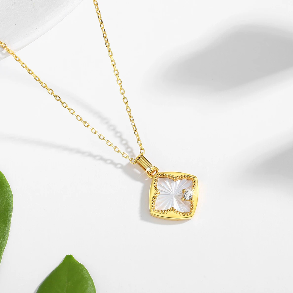 18 Carat Gold Clover Necklace - Image 4
